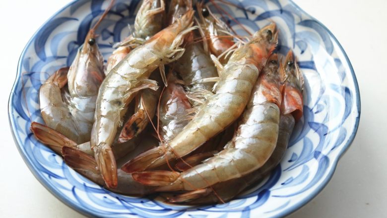 胡萝卜虾饺,虾10只,去壳去头。