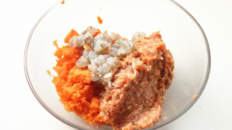 胡萝卜虾饺,肉馅,胡萝卜渣和虾块放到盆子里。