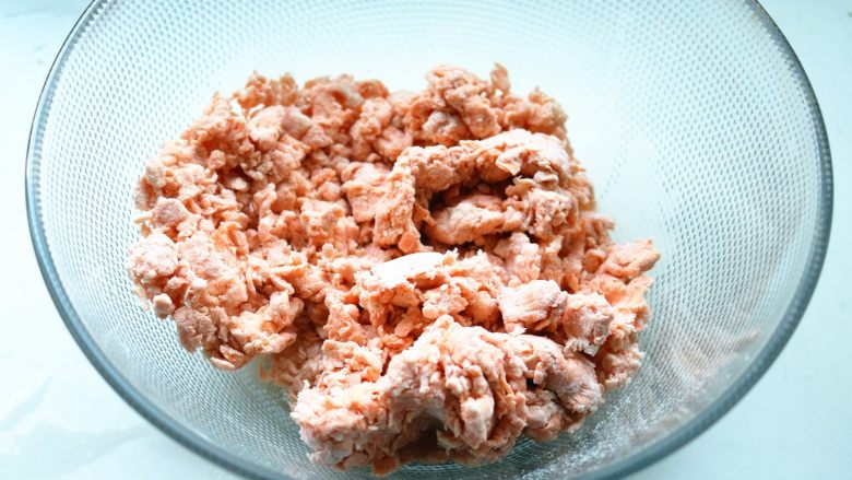 胡萝卜虾饺,先用筷子搅成絮状,我不太喜欢又开始就用手和面,会弄的手上黏糊糊,特别难受。