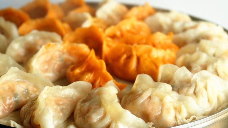 胡萝卜虾饺,蒸好的虾饺,颜色更漂亮了。