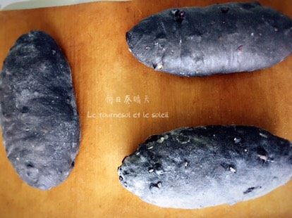 墨鱼芝士面包,捏紧收口,且收口朝下。进行2发,温度38°C,湿度75%,时间40min左右。