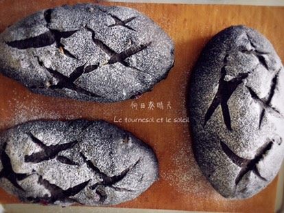 墨鱼芝士面包,撒粉,割口。割口一直是硬伤……所以通常我乱割^_^