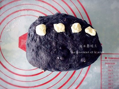 墨鱼芝士面包,轻轻排出1/3的气体,整形包馅。馅料直接用奶油芝士即可,推荐kiri和菲力。