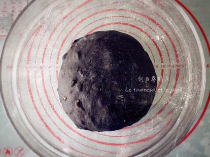 墨鱼芝士面包,搅拌至扩展阶段过一点点即可停止搅拌。面团温度26°C左右,封上保鲜膜进行第一次发酵。