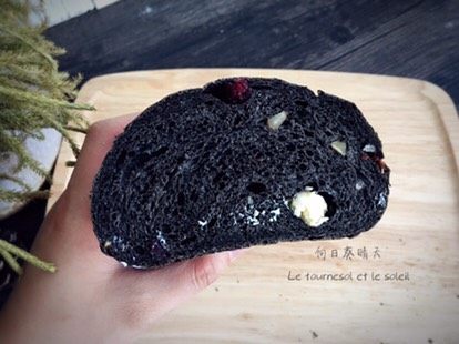 墨鱼芝士面包,内部组织。感觉奶酪还可以多包一点!这样会更加美味~~