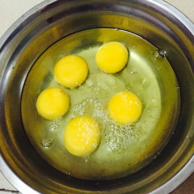 煎实蛋#美食拔草大作战#,鸡蛋里面饭适量的盐5个鸡蛋看你个人的口重放,放这鸡精,加少许的水,一点水就好了。