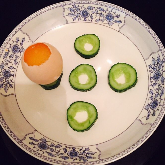 煎实蛋#美食拔草大作战#,锅里加水我这下面有垫底的,先把盘子放上去在放青瓜,灌好一个鸡蛋放一个蛋。