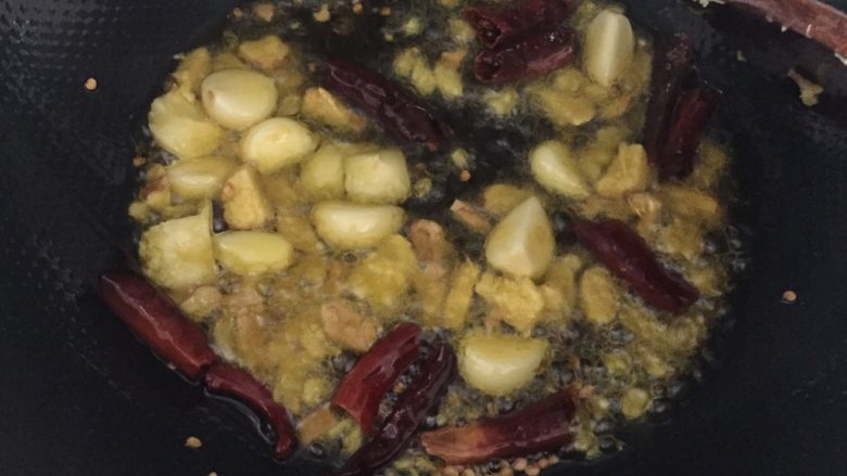 黄焖牛肉,锅里放油,炒香佐料