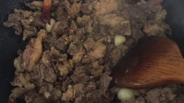 黄焖牛肉,炒香佐料后放入过水的牛肉,翻炒(因为有牛油,多炒下,又出了更香),加入<a style='color:red;display:inline-block;' href='/shicai/ 4367'>米酒</a>,炒香,再加上生抽提味,加老抽增色!
