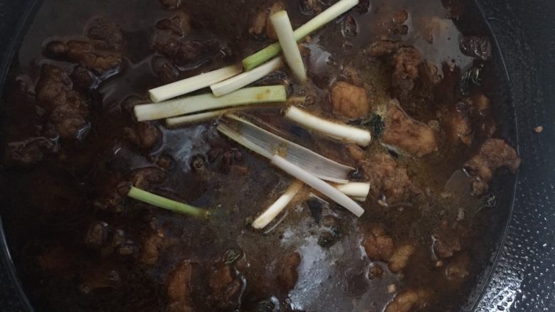 黄焖牛肉,加水,满过牛肉,(最后多放点,最后汁汁更好吃)