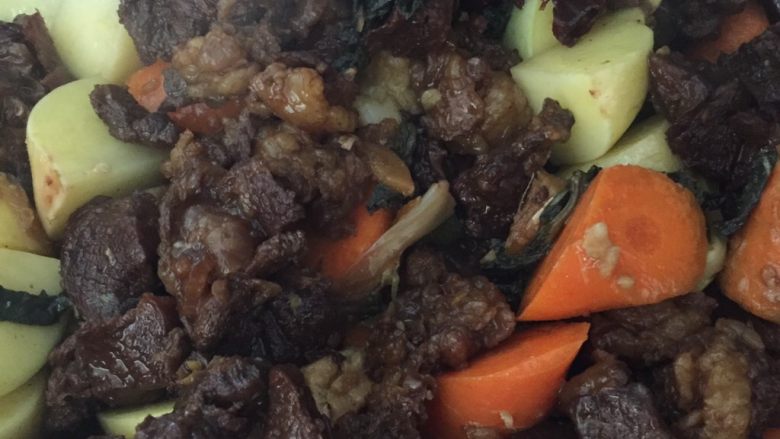 黄焖牛肉,大火烧开后转小火慢炖2.5小时后,放入土豆和胡萝卜,再炖片刻,直至土豆熟透。