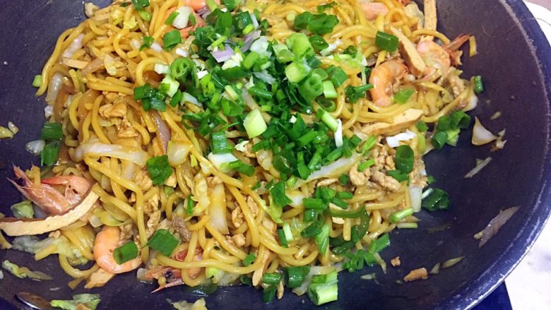 肉丝鲜虾炒面,关火,最后放入葱花炒匀即可;