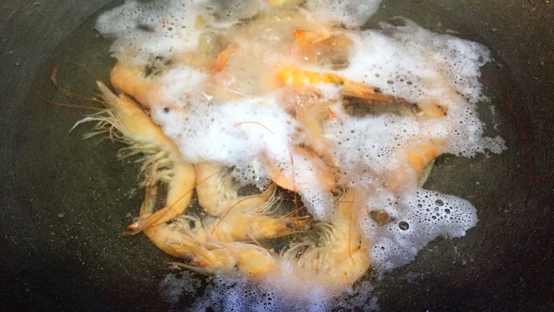 肉丝鲜虾炒面,鲜虾水里稍稍煮下,3分钟左右;