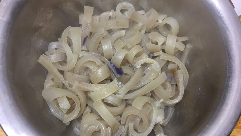 自制肉皮冻,煮好后取出,放在一个盆子里。