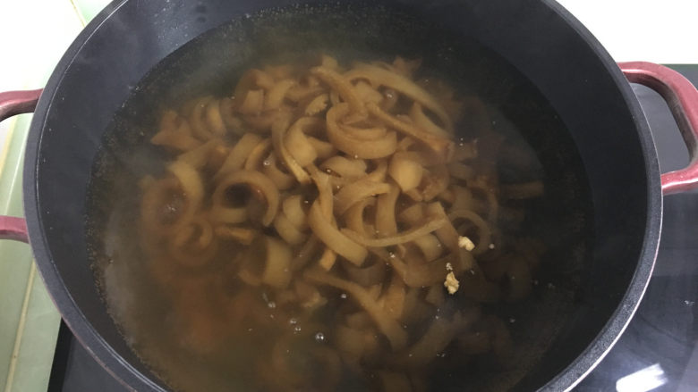 自制肉皮冻,锅中重新放入一锅干净的水,水开后将腌制好的肉皮倒入锅中。