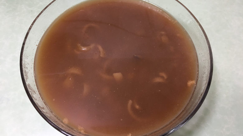 自制肉皮冻,煮好后倒入一个容器中晾凉定型。(我放置了一夜,如果室温温度高,可以等凉了以后放入冰箱冷藏室定型)