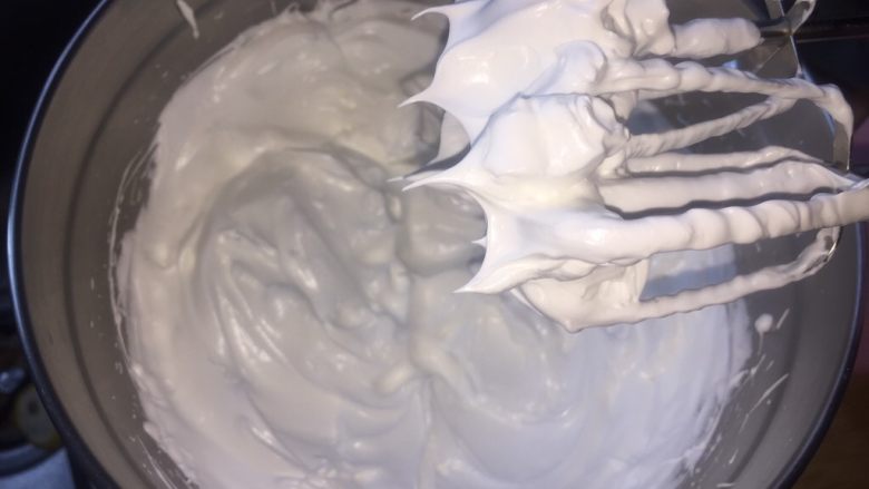 一口肉松小贝+#美食拔草大作战#,细砂糖分三次加入蛋清打发至干性发泡,呈小直立尖勾状态。
