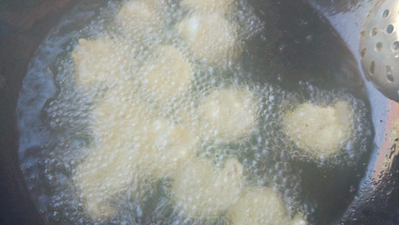 糖醋什锦虾仁,将虾仁一个个下入锅中,轻轻搅动,炸至八成熟