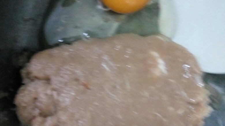 苦瓜酿肉肉,在加入一个<a style='color:red;display:inline-block;' href='/shicai/ 9'>鸡蛋</a>,搅拌均匀后,继续腌制5分钟!
