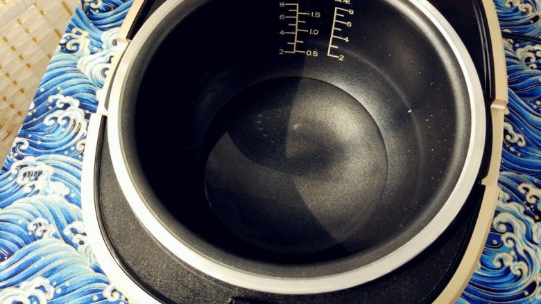 咸蛋黄麻酱拌茄子,铁釜内胆中加少许冷水。如果是用蒸锅,同样加水即可。