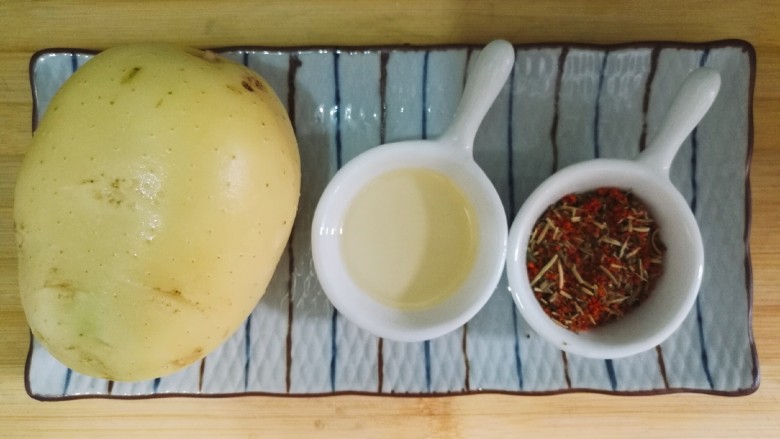怪味儿烤薯角,准备食材:<a style='color:red;display:inline-block;' href='/shicai/ 23'>土豆</a>洗净,不用去皮(<a style='color:red;display:inline-block;' href='/shicai/ 23'>土豆</a>尽量选用不太大的圆形<a style='color:red;display:inline-block;' href='/shicai/ 23'>土豆</a>)。<a style='color:red;display:inline-block;' href='/shicai/ 846'>色拉油</a>选用气味不太大的,如:玉米油,葵花籽油,或者黄油也可以。混合香料,爱吃什么加什么,我加了辣椒粉,黑胡椒粉,花椒粉,五香粉,盐,白糖,白芝麻,迷迭香,罗勒碎。