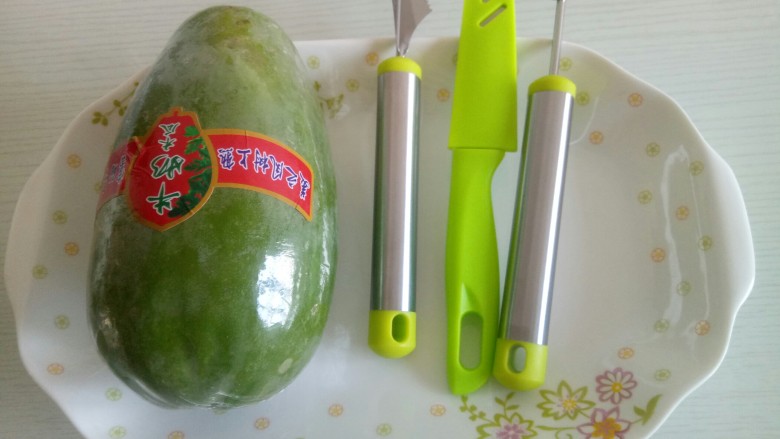 木瓜牛奶燕窝,准备好切水果的道具:雕花刀，果球刀，水果刀，