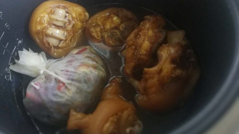 懒人猪脚,电饭锅调到炖煮2小时的档位，把所有的料用纱布袋子装起来，放入电饭锅中放入<a style='color:red;display:inline-block;' href='/shicai/ 418'>猪脚</a>，加入淹过<a style='color:red;display:inline-block;' href='/shicai/ 418'>猪脚</a>的水炖煮。