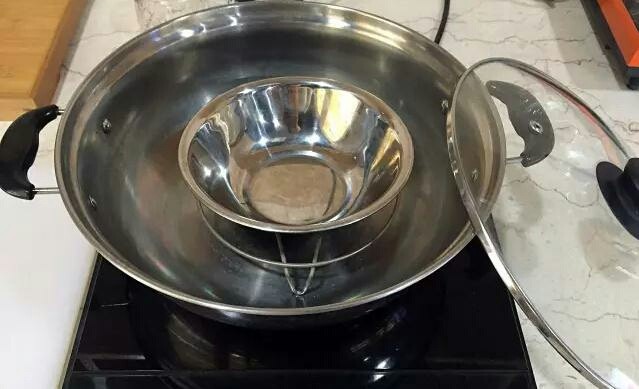 木瓜牛奶燕窝,放入不锈钢内，开大火把炖锅水烧开，水开后放入锅内用中火炖煮5-10分钟，取出备用。同时将提前泡发好的<a style='color:red;display:inline-block;' href='/shicai/ 2'>燕窝</a>也放入隔水炖壶内《3g<a style='color:red;display:inline-block;' href='/shicai/ 2'>燕窝</a>放入120毫升水》外壶与内壶水位平齐即可《大火烧开，转小火炖煮10－15分钟即可》