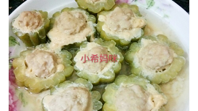 苦瓜酿肉肉,隔水蒸15分钟左右!
取出来就可以享用啦!
一口咬着苦瓜&肉,这样子,肉香把苦瓜味包了!
