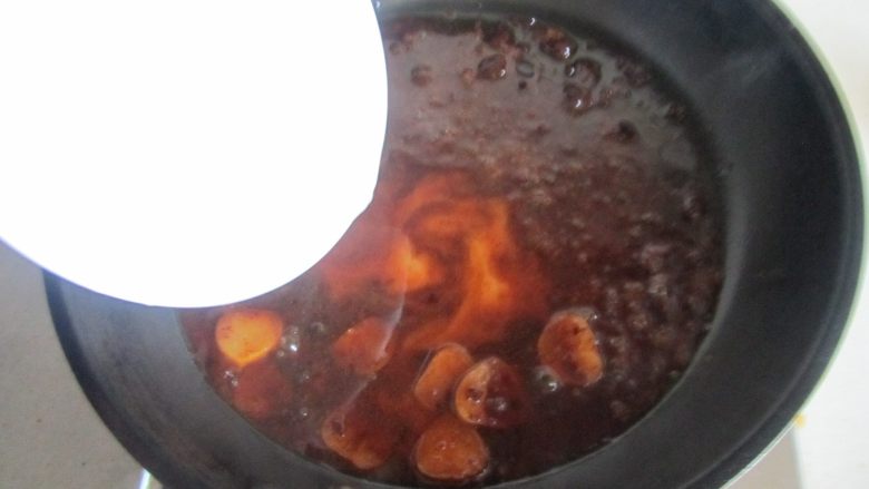 青椒酿肉,再将少许水淀粉放入汁中勾芡;
