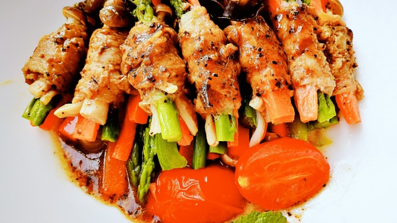 五色牛肉卷和豆腐羹,用芦笋代替四季豆,味道更加鲜美。浇上自己调制的蒜末酱汁,牛肉鲜美的味道渗入爽脆的蔬菜之中,每一口都让人满足。