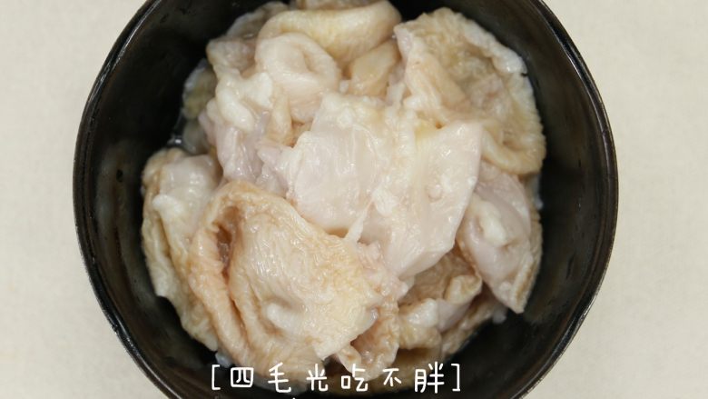 清炒鳘鱼肚,将新鲜<a style='color:red;display:inline-block;' href='/shicai/ 63088'>鳘鱼肚</a>冲水解冻(所有海鲜切忌热水解冻),用剪刀将其剪开,冲洗干净。