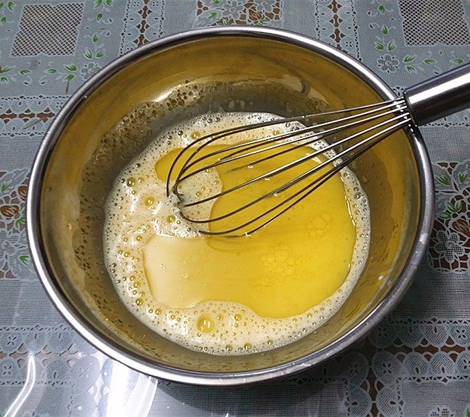 玉米面杂粮蛋糕,倒入<a style='color:red;display:inline-block;' href='/shicai/ 116013'>葵花籽油</a>拌匀