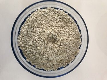 冰糖红枣枸杞薏米水,和普通薏米不一样的糯薏米,没有普通薏米中间那种黑色芯子,普通薏米是梗米种出来的,这种是糯米中出来的,品质肯定没话说,淮土出品最佳,我问当地朋友买的就是宁化淮土薏米。网上太白的那种不要买,怕硫熏过。太新的也不要买,一般当年买的就是去年的货,现买现去壳。尤其上半年,是不可能买到当年的货,还没种出来呢!