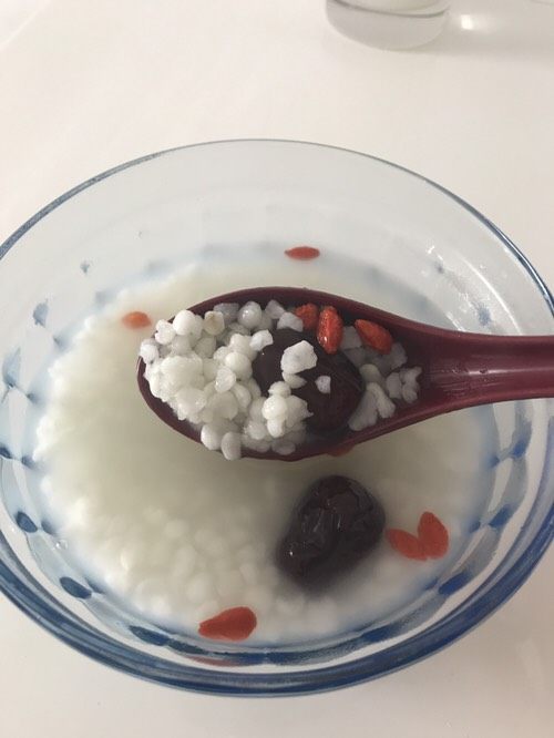 冰糖红枣枸杞薏米水,糯糯的,汤汁也是白白的,和米仁融为一体。红枣也是养颜补气,突然发现忘加枸杞哈哈,补撒枸杞后再煮5分钟。