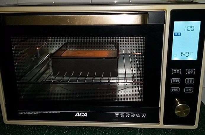 玉米面杂粮蛋糕,送入预热好的烤箱中下层:140度上下火