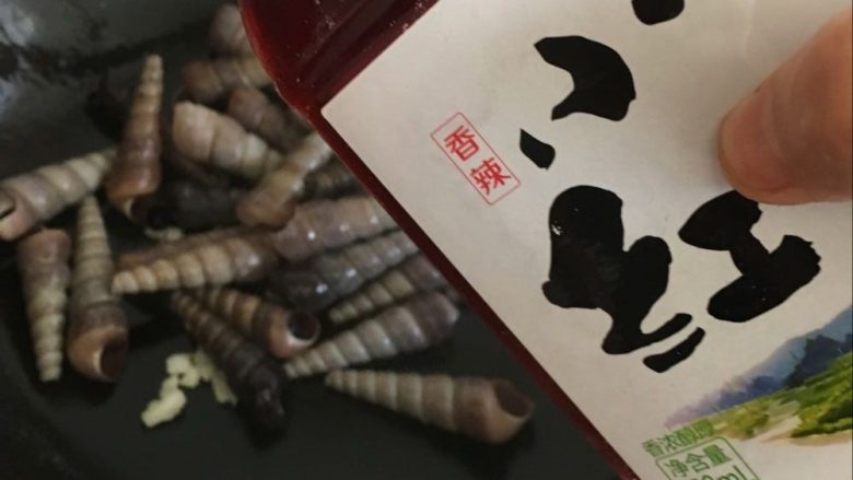 辣炒钉螺:海边男人最爱的下酒菜,倒入<a style='color:red;display:inline-block;' href='/shicai/ 852'>辣椒油</a>