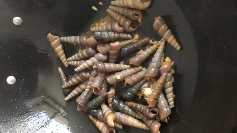 辣炒钉螺:海边男人最爱的下酒菜,快速翻炒均匀