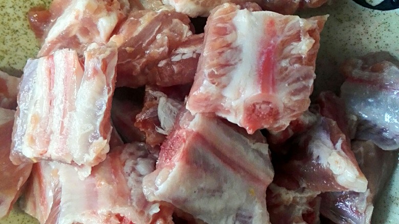 糖醋排骨+#美食拔草大作战#,排骨斩小段,反复清洗干净