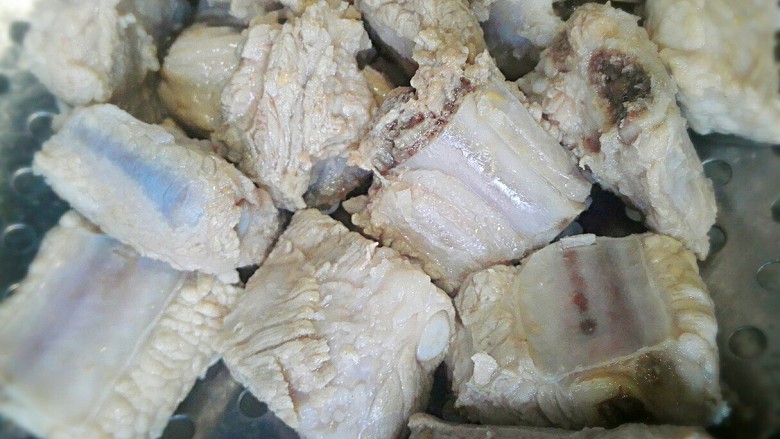糖醋排骨+#美食拔草大作战#,锅中烧水,放入排骨焯水后,捞出沥干水份