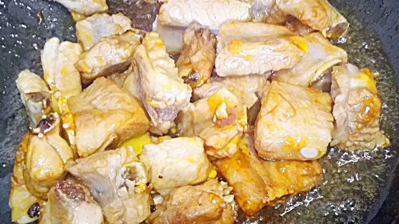 糖醋排骨+#美食拔草大作战#,放入几片姜,倒入排骨快速翻炒