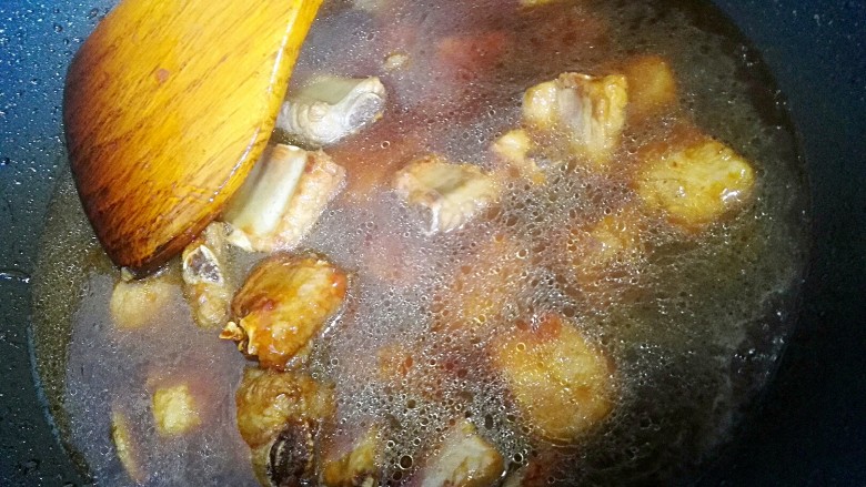 糖醋排骨+#美食拔草大作战#,加入清水,盖上锅盖大火