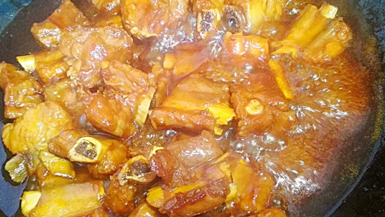 糖醋排骨+#美食拔草大作战#,随时翻炒,汁明显少了转小火