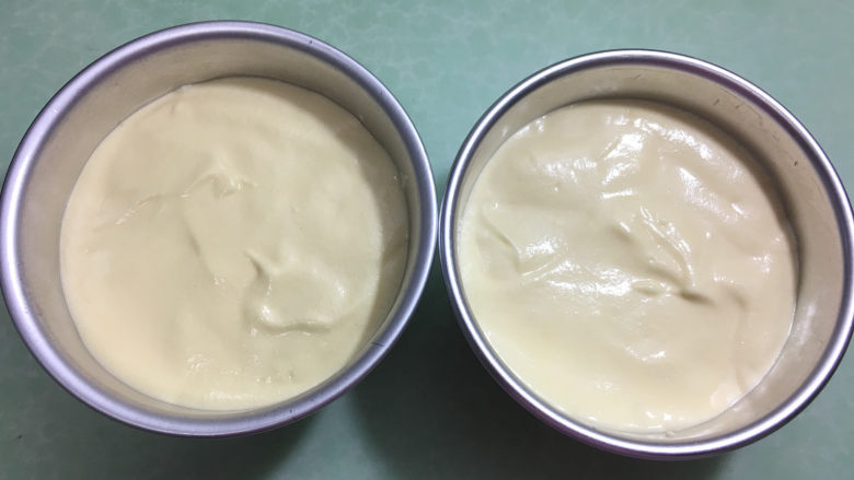 6寸原味戚风蛋糕,将混合好的蛋糕糊分装到两个6寸的蛋糕模具中,表面抹平。