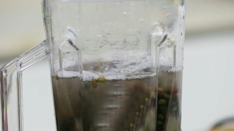 五色豆浆,加入适量清水,启动电源开关,高速搅拌打2-3分钟。