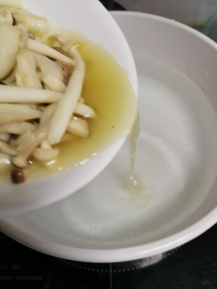 蛤蜊菌菇汤,取锅烧开水,下煸炒好的菌菇。