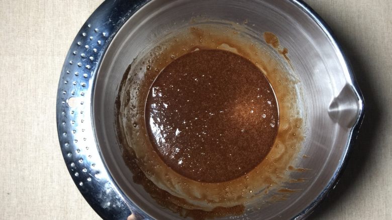 双色慕斯杯子蛋糕,倒入可可酱中搅拌均匀,形成可可溶液