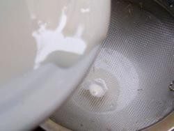 白糖糕,2.这个时候粉浆的状态是半生半熟,结团的就是糊化了的淀粉团。为了保证粉浆细滑需要过筛两次