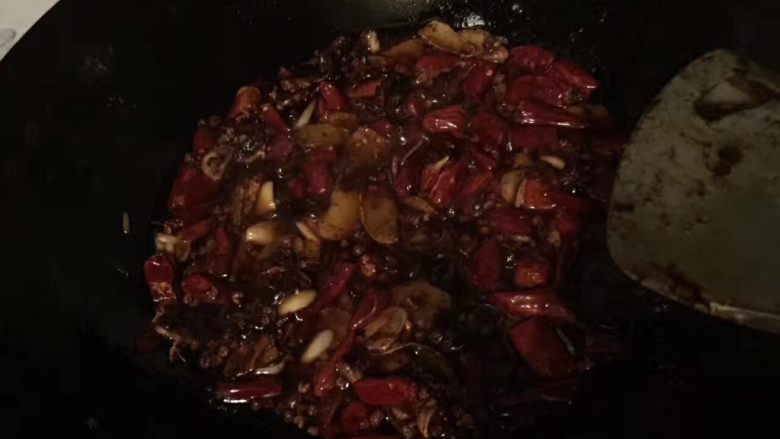 麻辣小龙虾,油烧开用中火炒料.