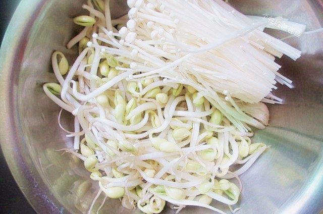 水煮肉片, 黄豆芽摘洗干净。，金针菇去根洗干净